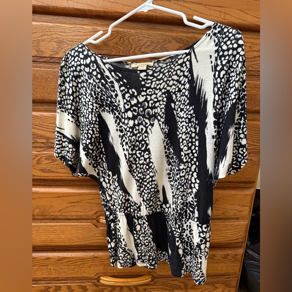 Forever 21 Black and White Graphic Blouse